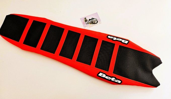 housse de selle beta rr 125 à 480 année 2013 / 2019  rouge et noir bande rouge
